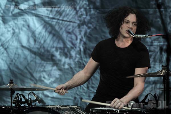 THE DEAD WEATHER - 2009-06-29 - PARIS - La Cigale - John Anthony Gillis [Jack White]